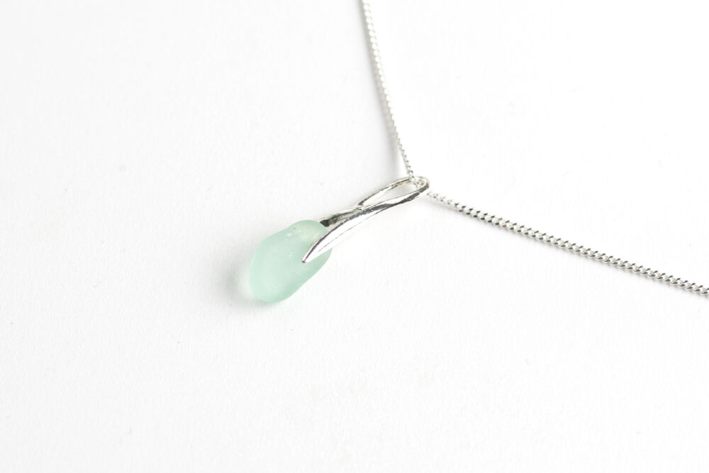 Kette mit Seeglasanhänger, seafoam