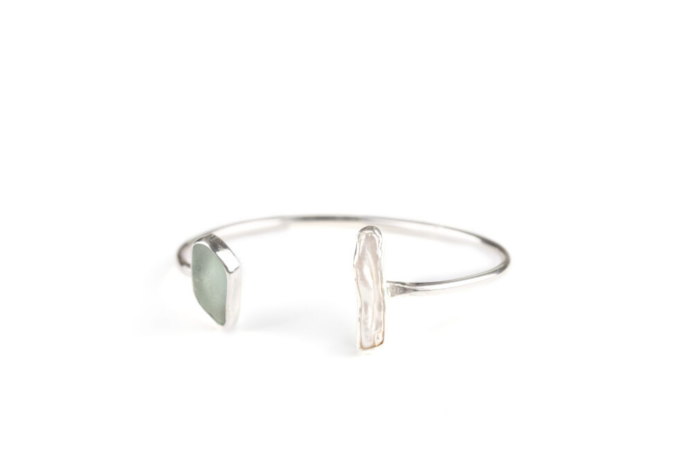 Armreif aus massivem 925 Silber und gefasster Perle, seafoam Seeglas