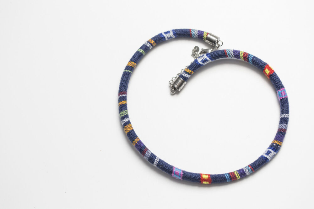 blaues Surfer Choker aus Textil mit Edelstahlverschluss