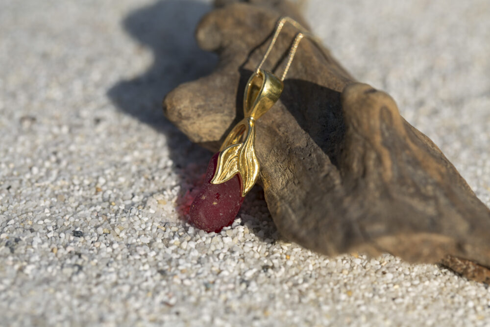 Rote Seeglas Halskette mit Meerjungfrauenflosse, vergoldetes 925 Silber